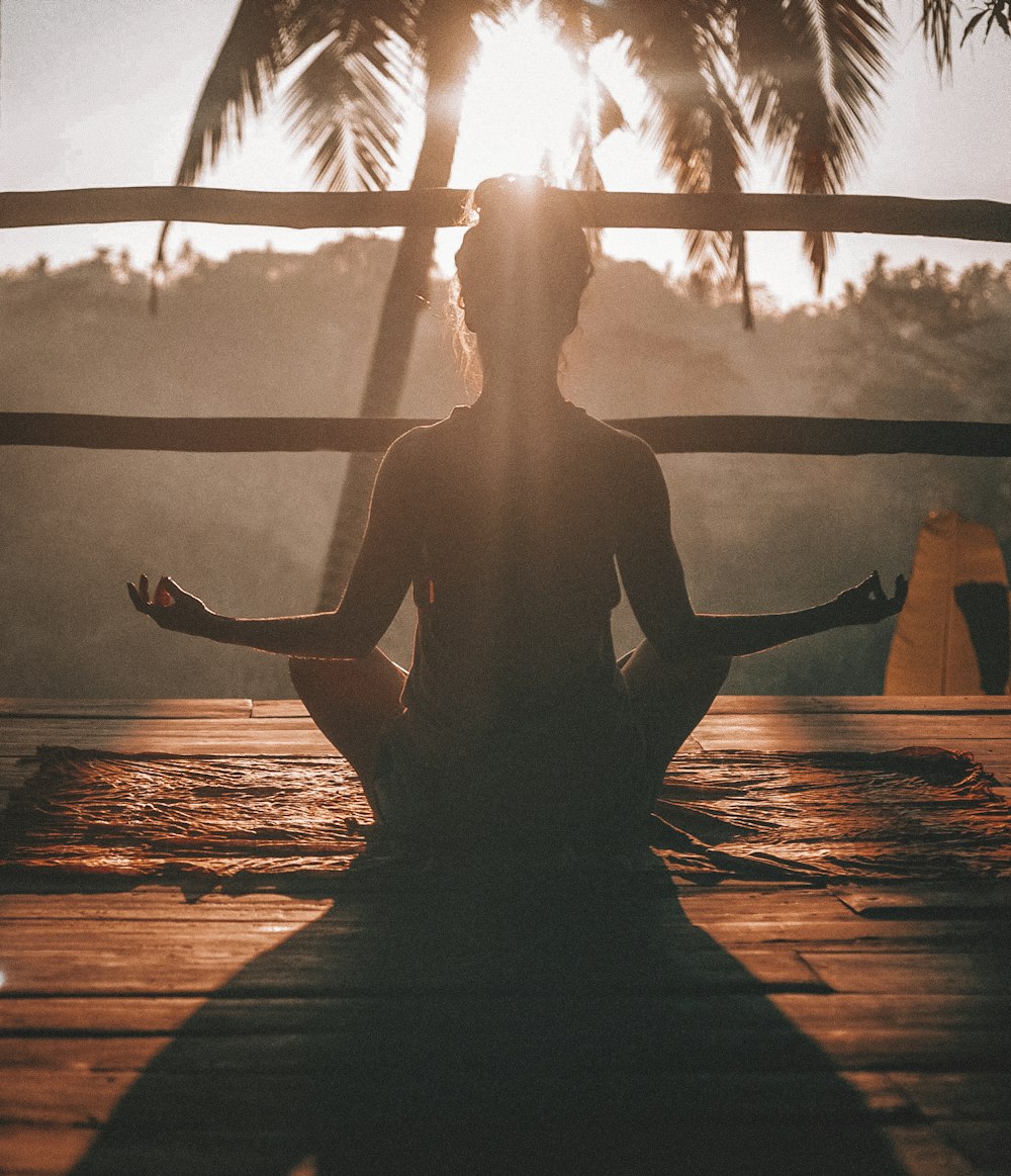 Persona in meditazione durante una pratica quotidiana di mindfulness